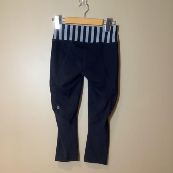 Lululemon ‘Water Bound’ Crops - Black/Apex Stripe - Size 2 - Picture 5 of 9